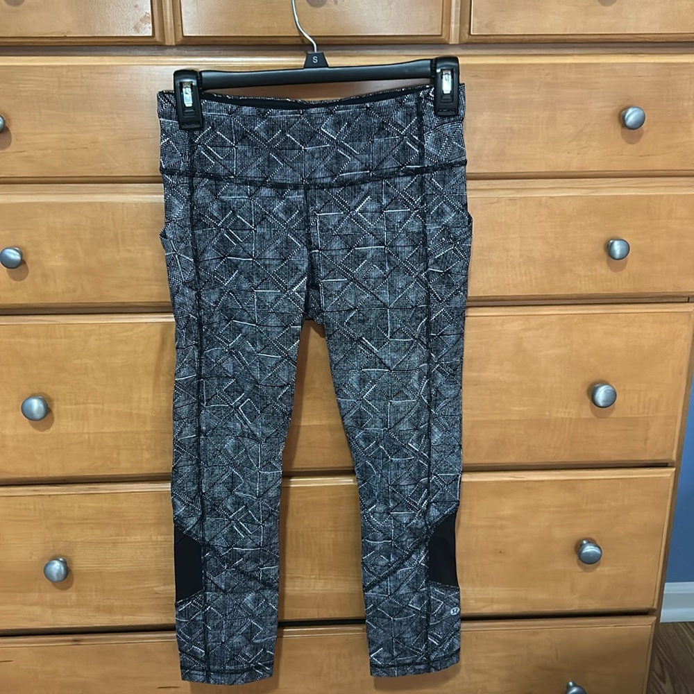 Lululemon Formulation Alpine White Black Pace Rival Crop